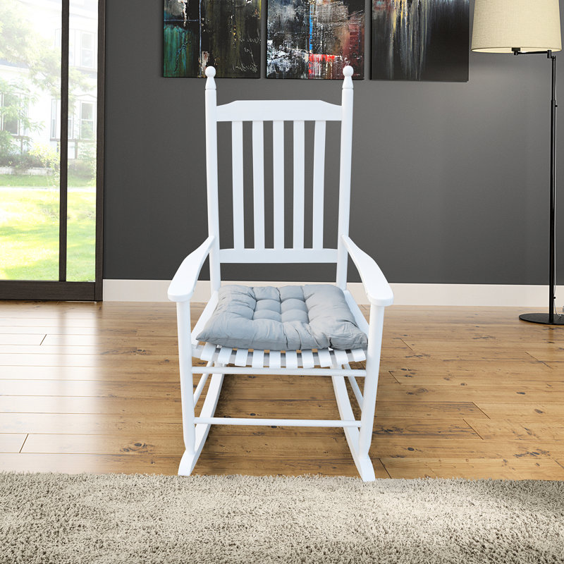Chaise berçante en bois massif blanc - vous procure une sensation de confort avec un siège et des accoudoirs larges et un dossier à lattes robuste. Facile à assembler. Chaise en bois avec limite de poids de 250 lb, fabriquée en bois franc