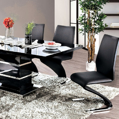 2 chaises rembourrées, noires et, base en forme de Z, rassemblant 2 repas avec housse, noir, pilier de siège