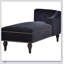 Luxueuse chaise longue en velours avec capitonnage à boutons et garniture cloutée, parfaite pour une détente et un confort élégants