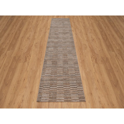 Tapis de couloir 2 pi 7 po x 12 pi brun à motif quadrillé moderne en polyester texturé tissé à la main