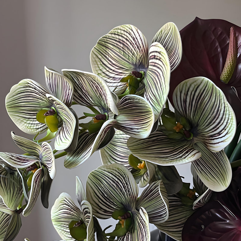 Ornements de fleurs simulées
