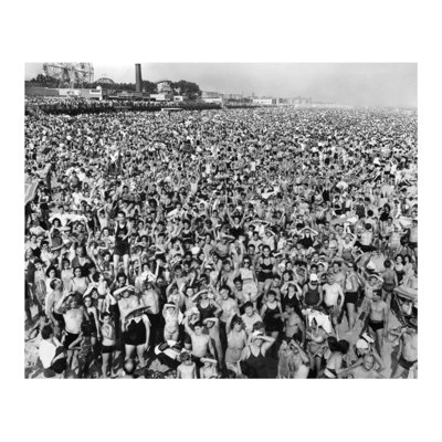 [Foule de l'après-midi à Coney Island Brooklyn] par Weegee - Reproduction giclée