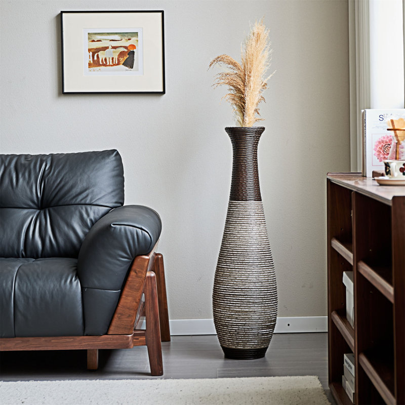 Vase de plancher sur pied au fini doré brossé, parfait pour les branches séchées et les fleurs décoratives