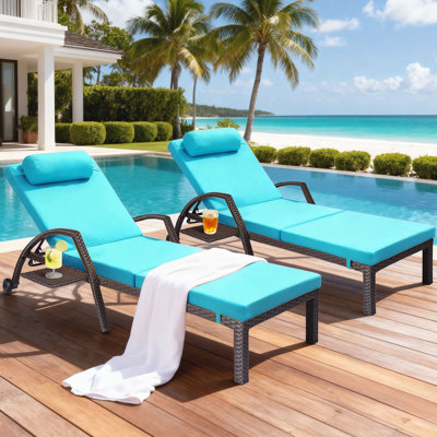 Chaise longue de patio avec plateau latéral escamotable et roulettes, fauteuil inclinable d'extérieur réglable en osier avec coussins épais pour la piscine, la cour, bleu clair (ensemble de 2)