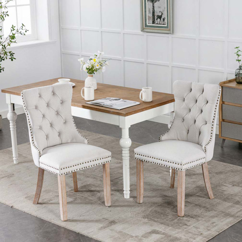 Chaise rembourrée moderne capitonnée avec garniture cloutée et pieds en bois massif, Lin beige, Brun