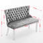 Banc double rembourré en velours avec boutons faits à la main et pieds robustes, idéal pour les espaces de salle à manger modernes Mid-Century