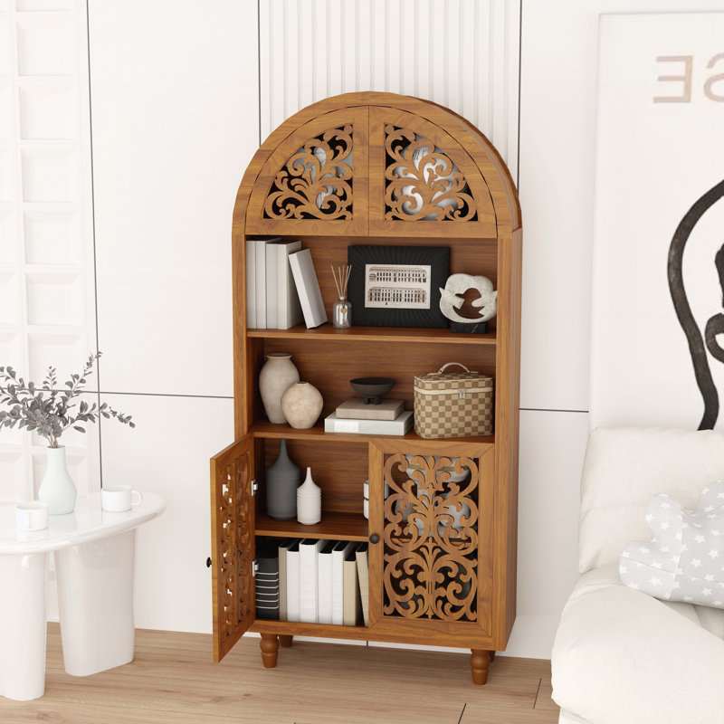 Armoire arquée en bois sculpté