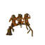 Statue de trois singes sages sur une branche d'arbre