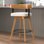 Tabourets de bar pivotants 29 po avec dossier incurvé moderne et structure en bois massif - Beige lin (ensemble de 1)