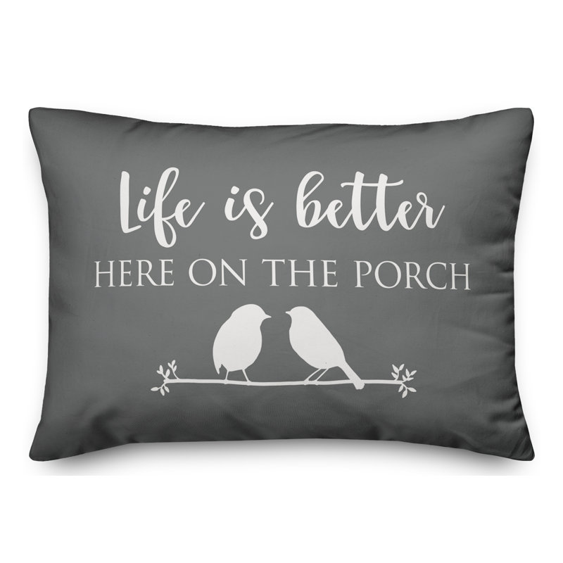 Housse de coussin rectangulaire d'extérieur Addisyn Life is Better Here on the Porch, Gris foncé / Blanc
