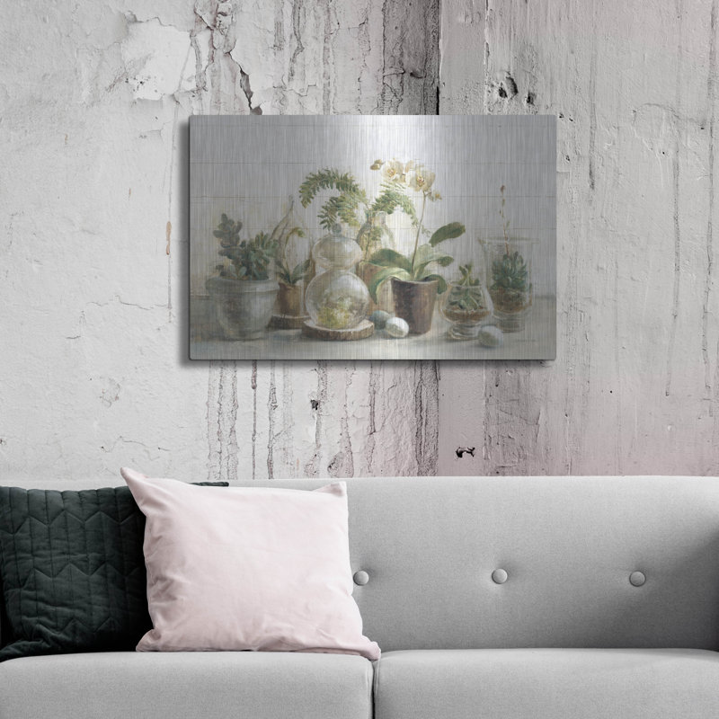 «Greenhouse Orchids On Shiplap» par Danhui Nai, H 24 po x l 24 po