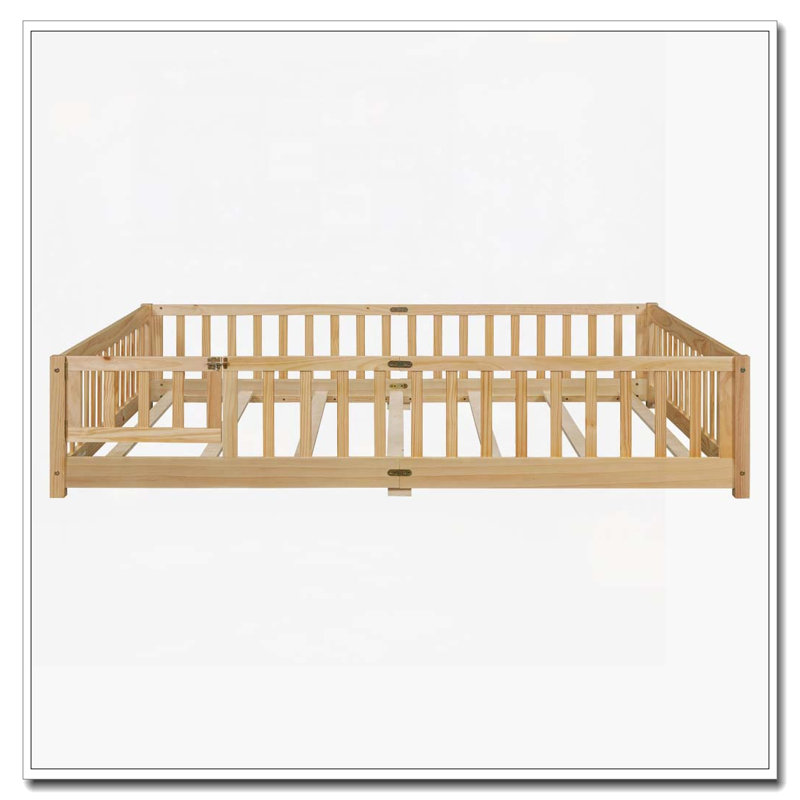 Lit plateforme en bois avec clôture et porte