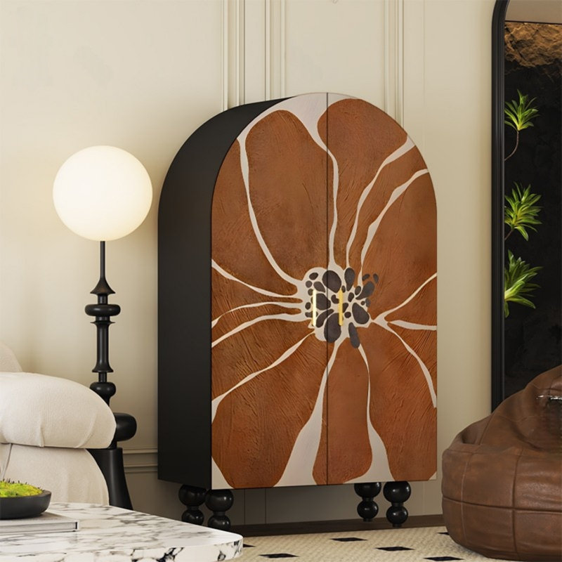 Armoire arquée avec tablettes et portes d'art