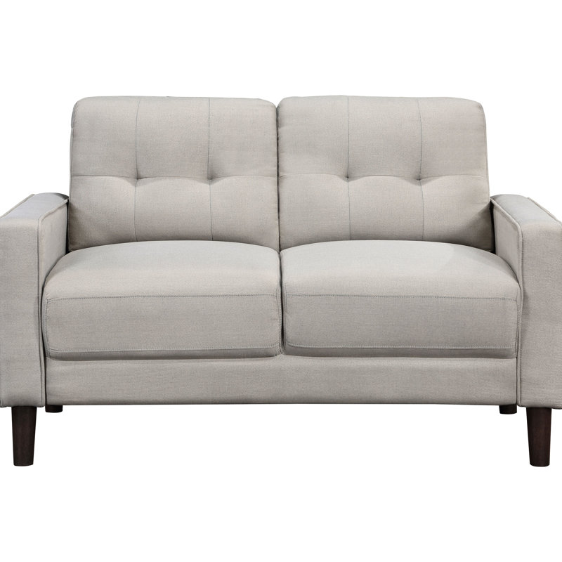 Petit revêtu de tissu d'ameublement beige avec dossier autoportant, dossier quadrillé et accoudoirs fins, pour les espaces de vie principaux