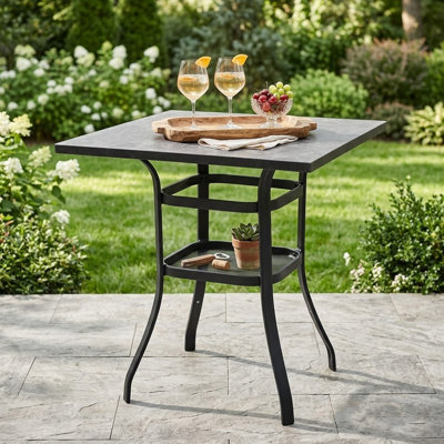 Table de bar d'extérieur Kozyard en métal avec plateau texturé effet marbre, carrée de 91 cm (36 po), idéale pour une terrasse ou un jardin. Elle est munie d'étagères de rangement à 2 niveaux et résiste aux intempéries. Parfait pour le jardin, le balcon ou la piscine.