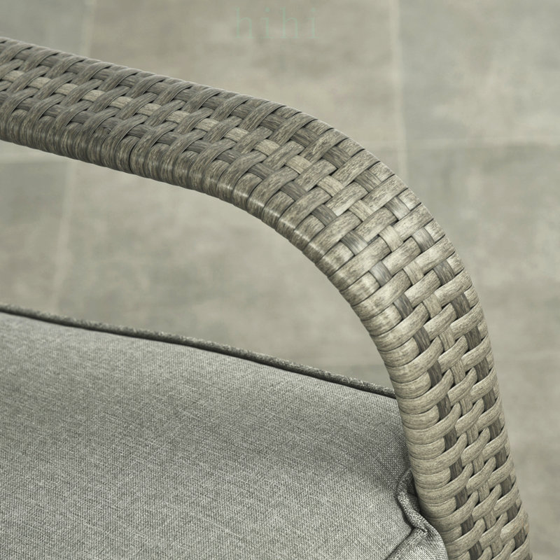 Fauteuil à bascule d'extérieur en rotin synthétique gris, avec coussins moelleux, repose-pieds réglable et dossier inclinable à 135°.