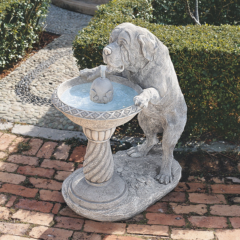 Fontaine sculpturale pour éteindre un grand chien assoiffé