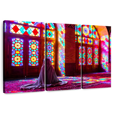 Adella priant dans la mosquée de Shiraz