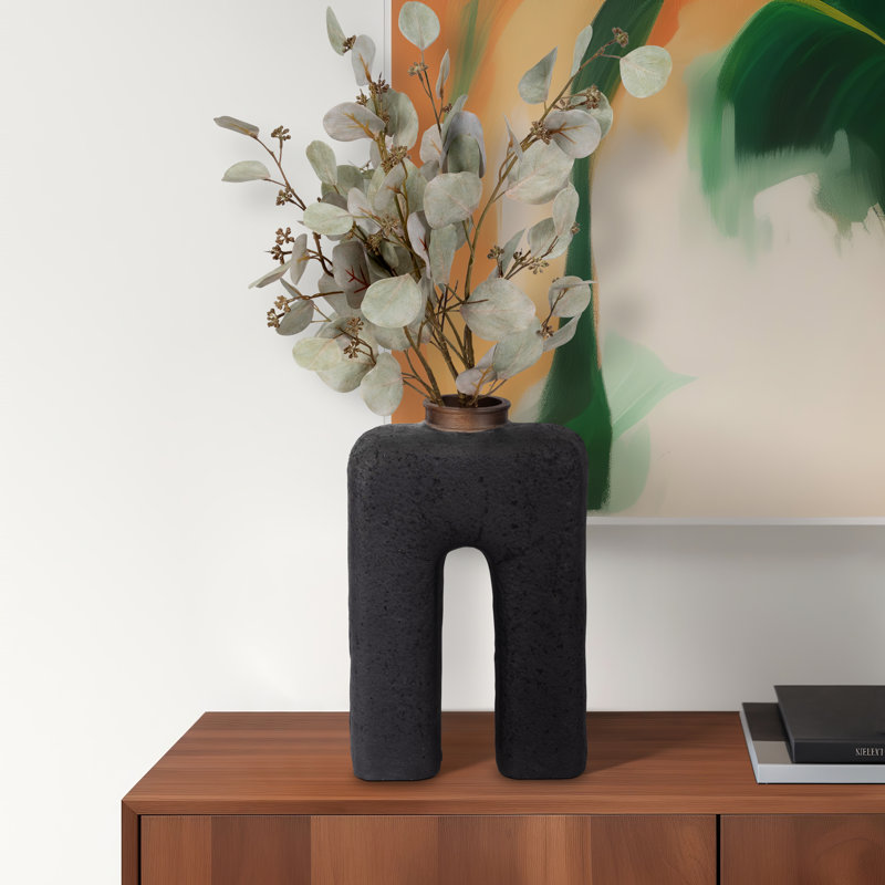 Poterie décorative et vase Ecomix avec un design sculptural moderne et une forme découpée rectangulaire unique pour des accents de style contemporain.