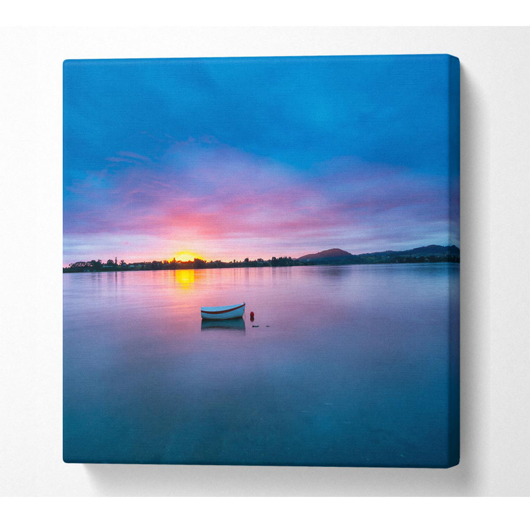 Kleines Ruderboot auf ruhigem See Square Canvas Print