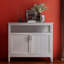 Buffet de rangement pour la cuisine - blanc. Fabriqué en E1 robuste. Surface spéciale laquée. Grand espace avec tablettes réglables. Assemblage sans effort. Porte magnétique à des fins de sécurité