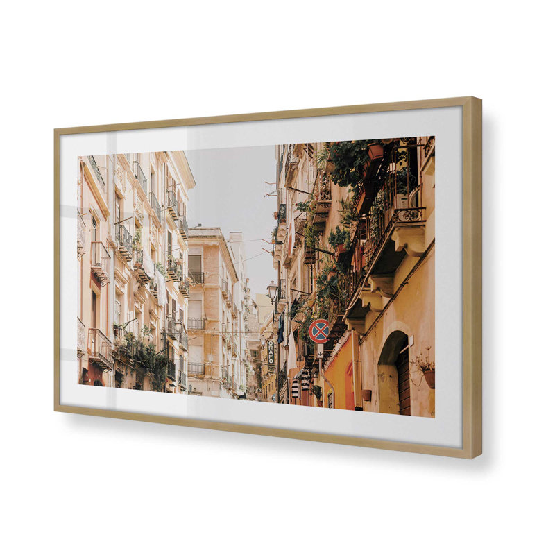Alleyway Allure Print, Cadre doré brossé, H 17,25 po x l 21,25 po x P 1,25 po