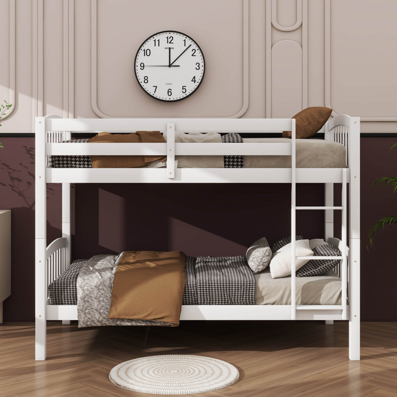 Lit superposé simple au-dessus d'un lit simple en bois avec échelle