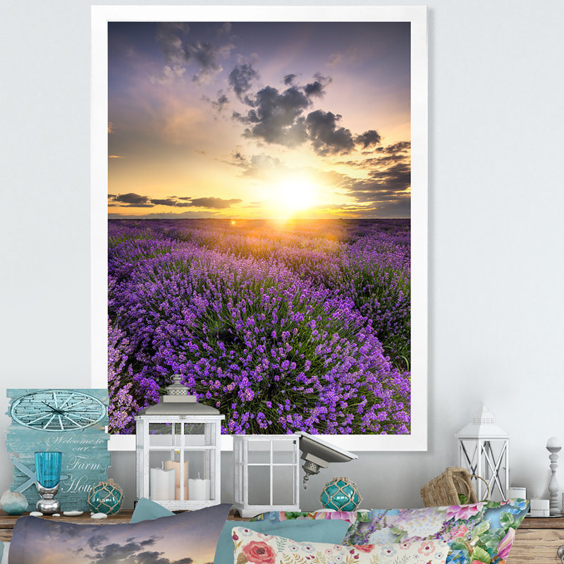 Lavande champ coucher de soleil paysage - art mural traditionnel sur toile, H 40 po x l 30 po x P 1,5 po, Cadre photo blanc