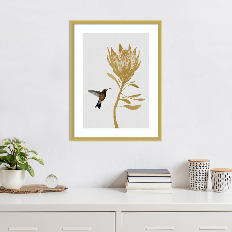«Hummingbird and Beige Flower I» par Orara Studio, reproduction d'art encadrée en bois, H 25 po x l 19 po