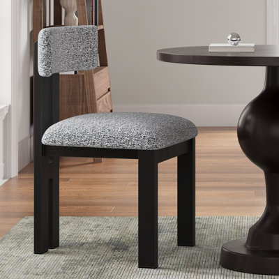 de salle à manger moderne avec chaises rembourrées et table en bois massif