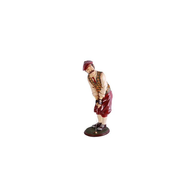 Petite golfeuse visant une petite statue