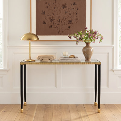 Large console moderne en verre glamour de 39,76 po avec bordure cannelée en métal Sorem et plateau en verre trempé Sorel