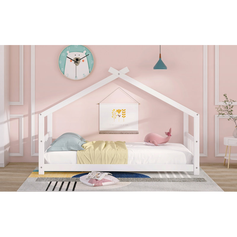 Lit simple en bois