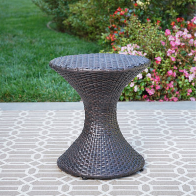 Table d'appoint d'extérieur en osier brun de 16 pouces Hourgla