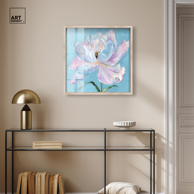 «Doll Memories - Tender Peony Shadowbox», décoration murale de chambre à coucher par Art Remedy, cadre blond, 24 x 24