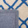 Tapis ivoire / bleu en laine crocheté à la main Childers