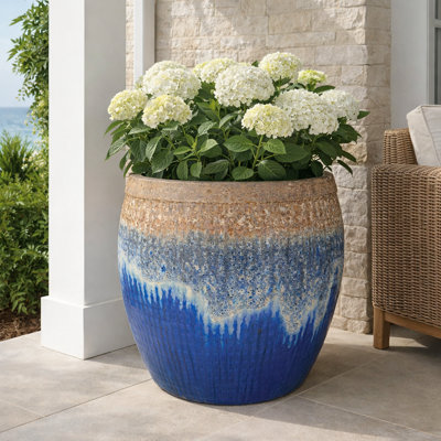 Pot à fleurs 21 po Centurian - Terre antique sur fond bleu