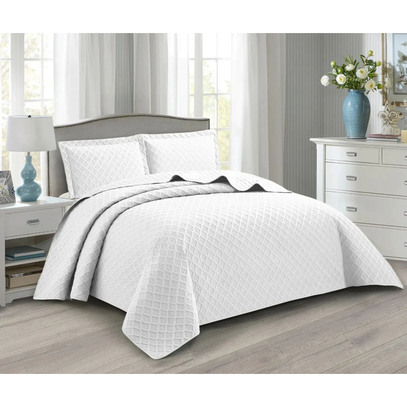 Quality & Style Bedspread with Pillow Shams and Pillowcases, Double Bedspread + 2 Standard Pillowcases, White