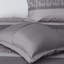 Édredon grand 7 pièces. Gris / taupe Avec détails de broderie. Comprend un édredon, des taies décoratives, des oreillers et une jupe de lit. Facile à nettoyer pour le lit. Gris et taupe . 2 3 Décoratif 1 Entretien
