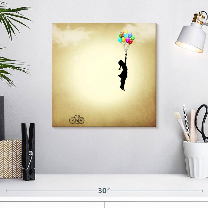 Fille Leisha avec ballon, H 16 po x l 16 po