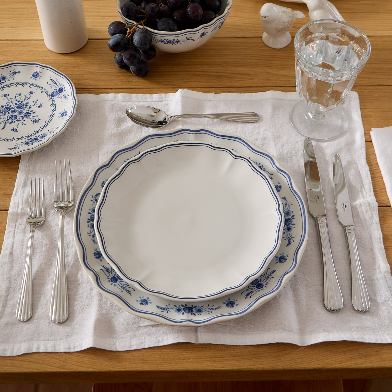 Vila 11" Dinner Plate, White/Blue