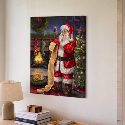 Toile, un joyeux personnage dans un art traditionnel du père Noël rouge et blanc se dresse dans une pièce chaleureuse et bien éclairée