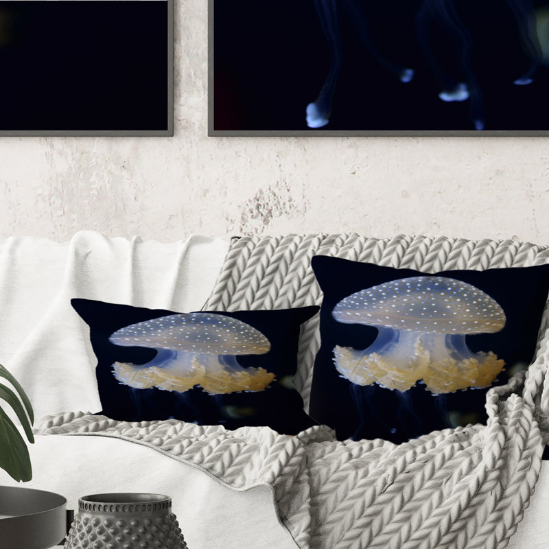 Coussin décoratif à méduse blanche sur fond noir - imprimé nautique et côtier, 16 po x 16 po