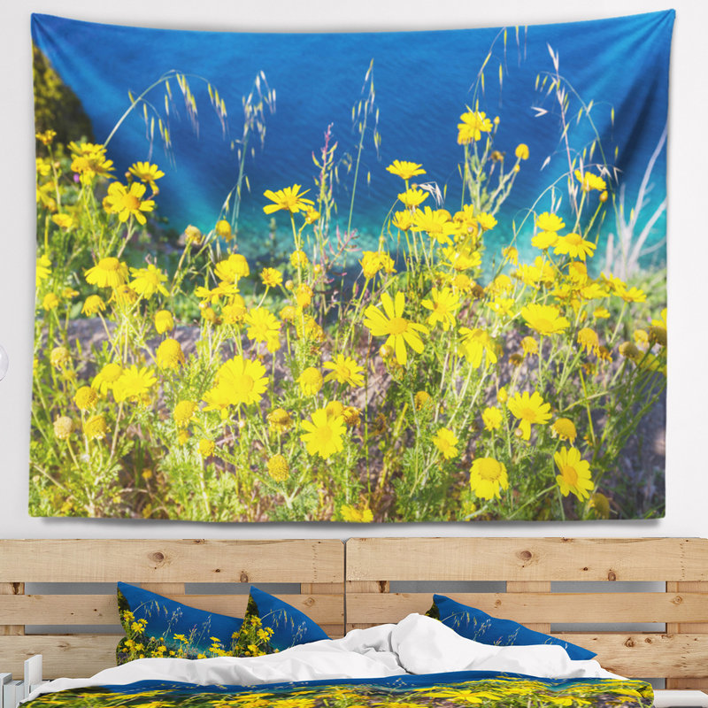 Tapisserie de fleurs sauvages jaunes sur la côte de la mer, H 78 po x l 92 po