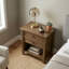 Table de chevet transitionnelle en bois massif avec tiroirs et tablette ouverte Warm Shaker-329681609