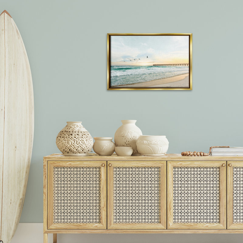 «Birds at Beach Pier», toile flottante encadrée dorée par Sissi et Seb, Cadre flottant métallique doré, H 17 po x l 25 po