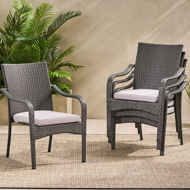 De 4 chaises empilables en PE gris avec structure en fer, coussins à eau, courbées pour décorer le patio extérieur et détendre les sièges