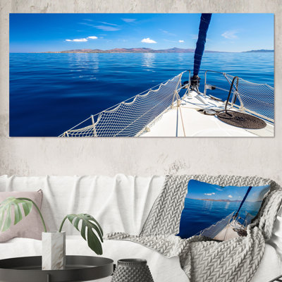 Voilier et bateau en mer bleue près de l'île - photographie sur toile