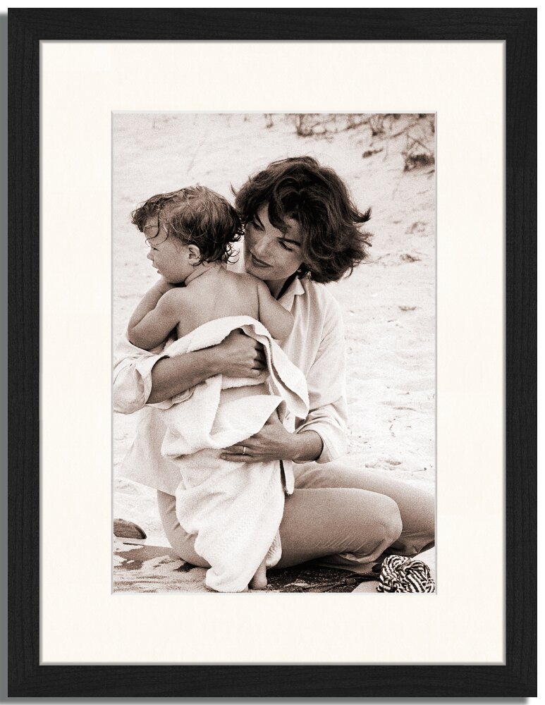 Gerahmtes Poster Jackie Kennedy am Strand