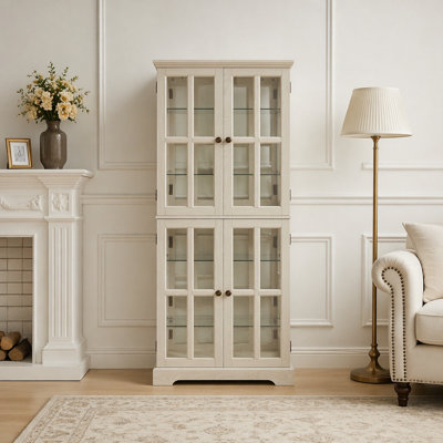 Vitrine exquise avec quatre portes en verre et tablettes réglables, idéale pour mettre en valeur des objets de collection